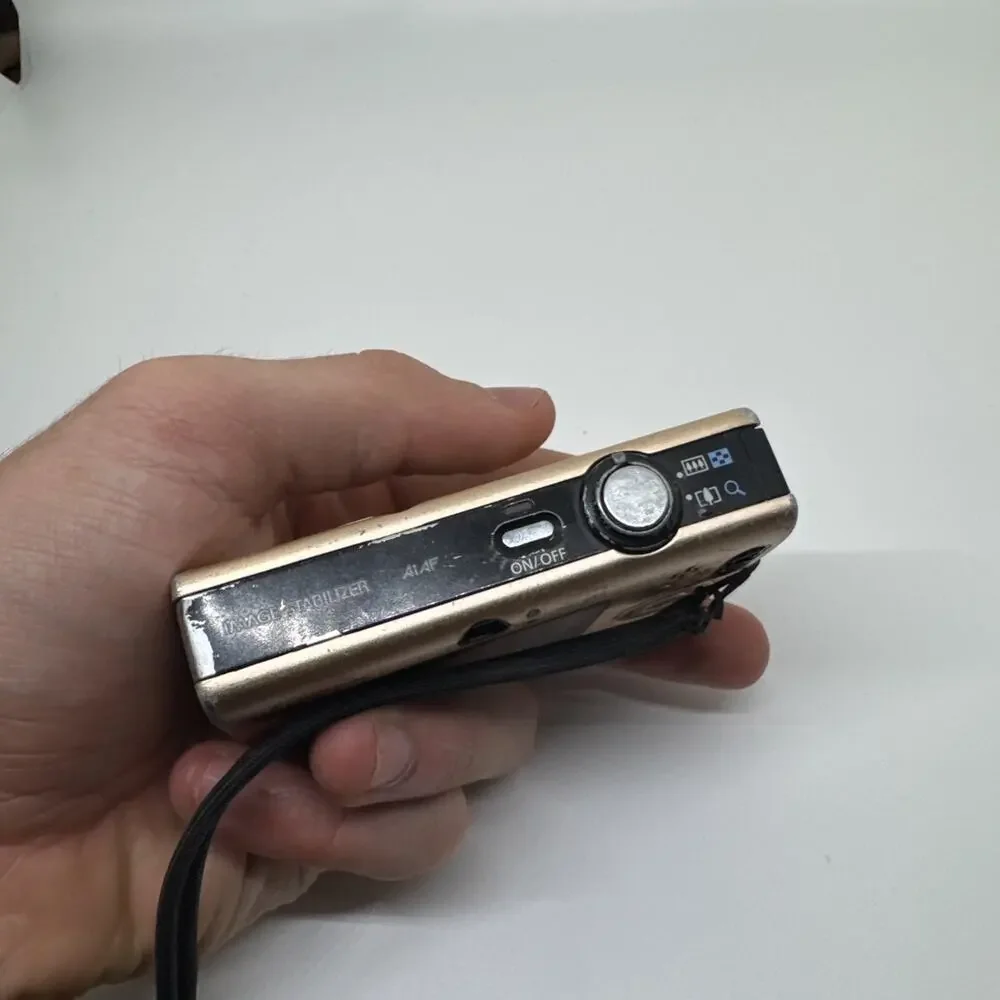Canon PowerShot SD1100 IS 8.0MP Digital Point-And-Shoot Camera Screen Defect